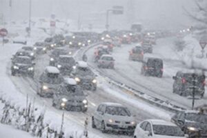 ۴۵ خودرو گرفتار برف در اشنویه رهایی یافتند