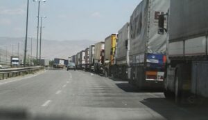 انتظار کامیون ها در صف های طولانی مرز بازرگان