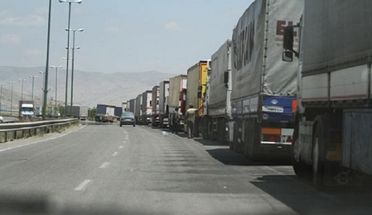 انتظار کامیون ها در صف های طولانی مرز بازرگان