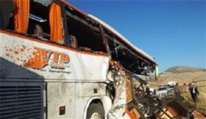 تصادف اتوبوس با سایپا در جاده مهاباد