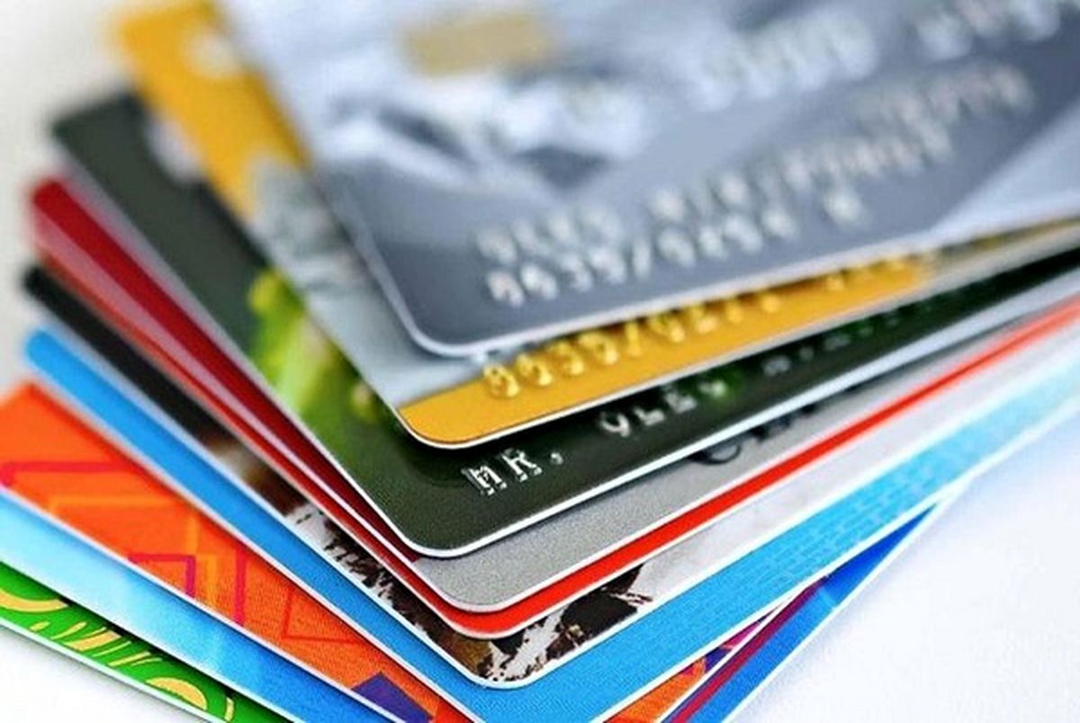 متقاضیان با مراجعه به بانک‌ها می توانند کارت اعتباری دریافت کنند